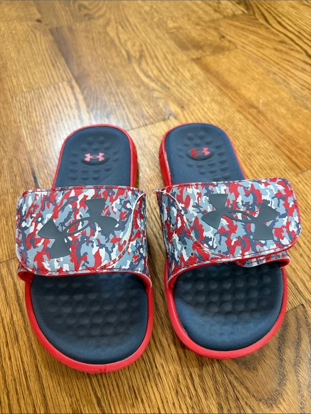 Boy’s Under Armour Flip Flops. Size 3Y. Excellent Condition.